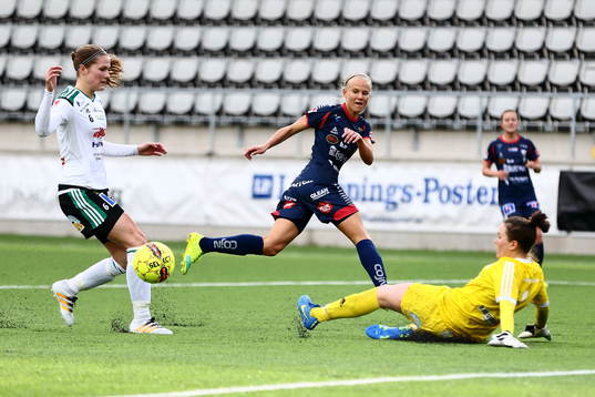 Mallbackens målvakt Lee Alexander räddar skott av