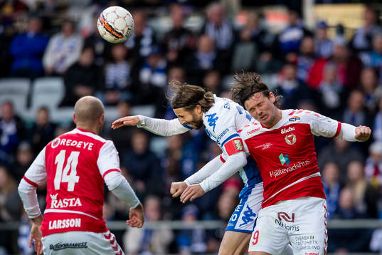 Kalmars Marcus Antonsson nickar undan bollen