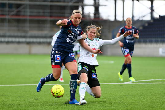 Linköpings Stina Blackstenius och Mallbackens Sarah Bergman