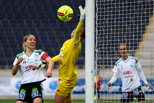 Mallbackens målvakt Lee Alexander och Frida Broström