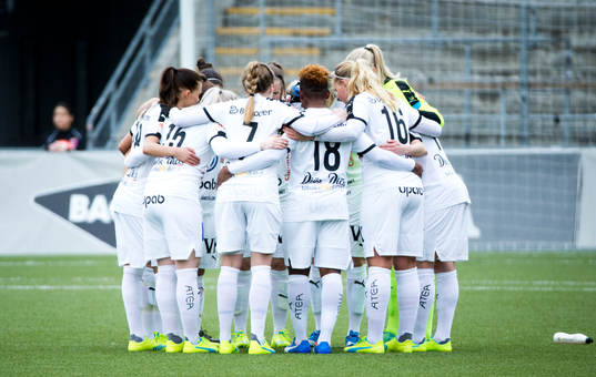 Umeås startelva samlas innan avspark