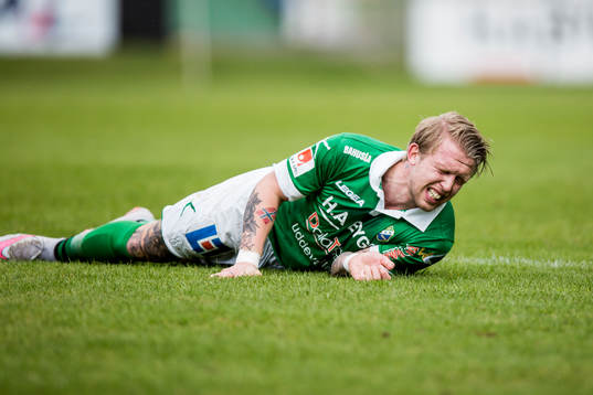 Ljungskiles Tim Nilsen liggandes med smärta