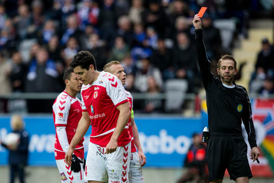 Domare Johan Hamlin ger Kalmars Marko Biskupovic ett rött