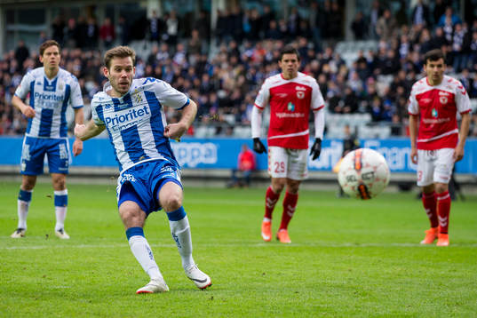 IFK Göteborgs Emil Salomonsson skjuter 1-1 på straff
