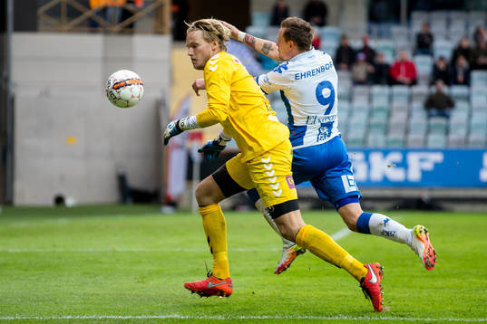 Kalmars målvakt Ole Söderberg i kamp om bollen med IFK