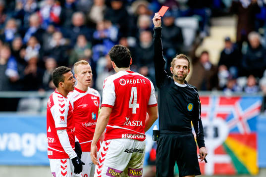 Kalmars Marko Biskupovic blir utvisad av domare Johan Hamlin