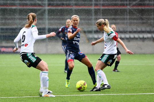 Linköpings Pernille Harder och Mallbackens Sarah Bergman