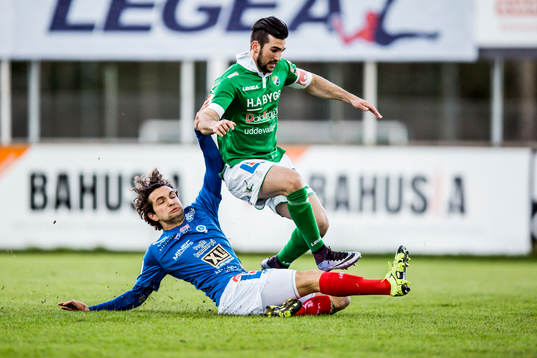Åtvidabergs Marijan Cosic tacklar Ljungskiles Allan