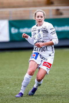 Sirius Julia Lyckberg  i premiären av elitettan i fotboll
