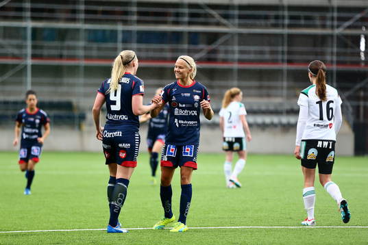 Linköpings Stina Blackstenius och Pernille Harder jublar