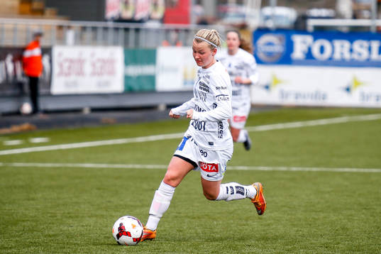 Sirius Elin Åkerman i premiären av elitettan i fotboll