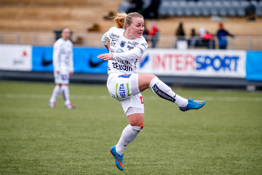 Sirius Ingrid Wixner  i premiären av elitettan i fotboll