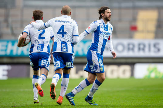 IFK Göteborgs Emil Salomonsson blir omfamnad av Haitam