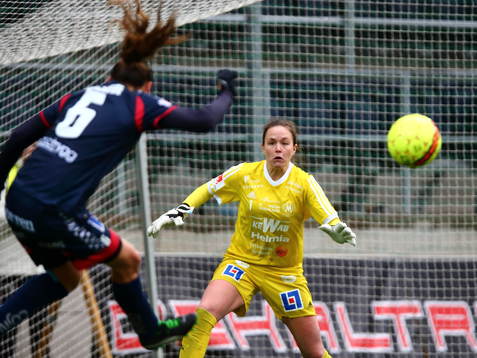Mallbackens målvakt Lee Alexander ser skott av Mariann