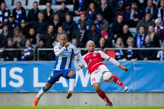 Kalmars Stefan Larsson före IFK Göteborgs Haitam Aleesami