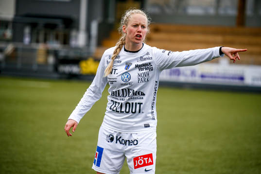 Sirius Moa Mattsson  i premiären av elitettan i fotboll