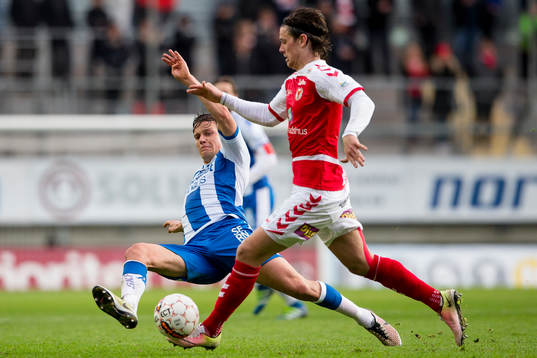 IFK Göteborgs Mads Albeck glidtacklar Kalmars Marcus
