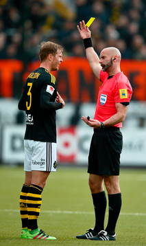 s Per Karlsson får varning av domare Stefan Johannesson