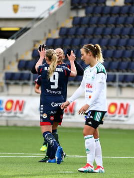 Linköpings Mariann Gajhede jublar med Stina Blackstenius