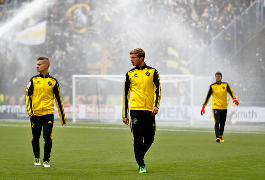 AIK-spelare före fotbollsmatchen i Allsvenskan mellan