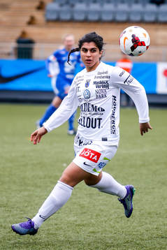 Sirius Aisha Faiqi  i premiären av elitettan i fotboll