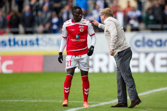 Kalmars Papa Alioune Diouf pratar med tränare Peter Swärdh