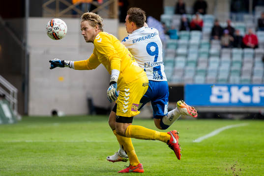 Kalmars målvakt Ole Söderberg i kamp om bollen med IFK
