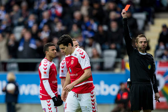 Domare Johan Hamlin ger Kalmars Marko Biskupovic ett rött