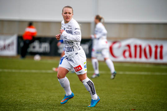 Sirius Ingrid Wixner  i premiären av elitettan i fotboll