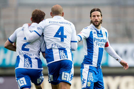 IFK Göteborgs Emil Salomonsson blir omfamnad av Haitam