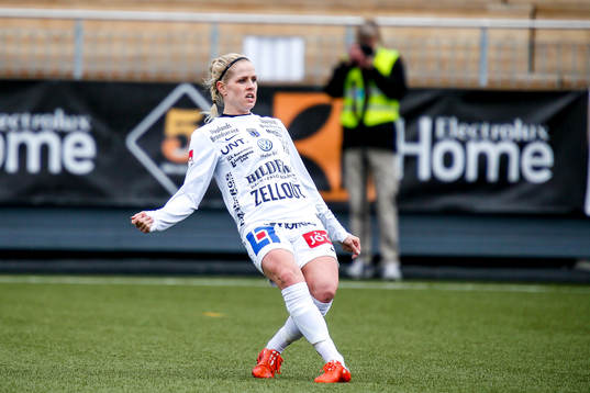 Sirius Emelie Magnusson i premiären av elitettan i fotboll
