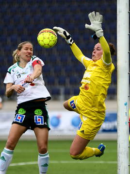 Mallbackens målvakt Lee Alexander och Frida Broström