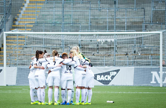 Umeås startelva samlas innan avspark