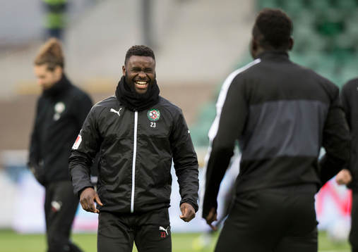 Örebros Maic Sema värmer upp innan fotbollsmatchen i