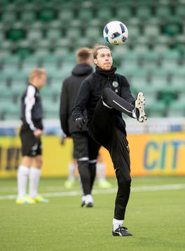 Örebros Daniel Nordmark värmer upp innan fotbollsmatchen