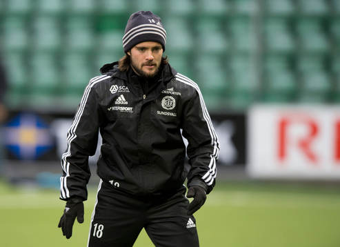 Sundsvalls Robbin Sellin värmer upp innan  fotbollsmatchen