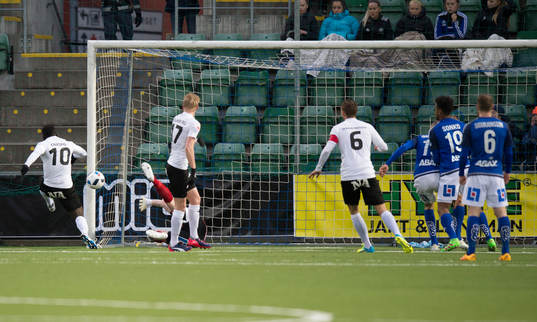 Örebros Alhassan Kamara skjuter mål som döms bort