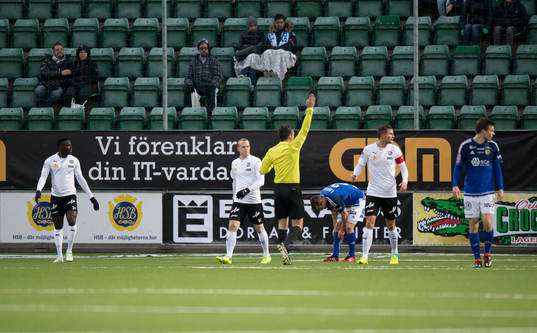 Örebros Alhassan Kamara skjuter mål som döms bort