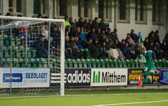 Örebros målvakt Jacob Rinne släpper in 3-1 målet av