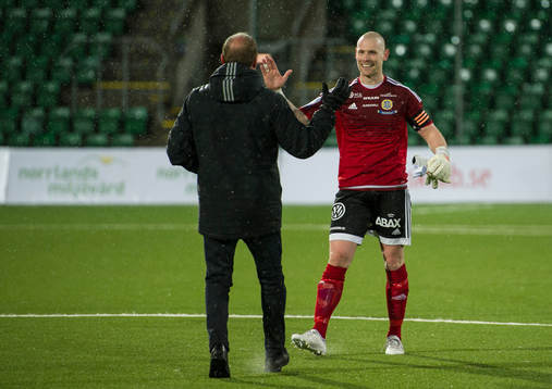 Sundsvalls målvakt Tommy Naurin jublar med tränaren Roger