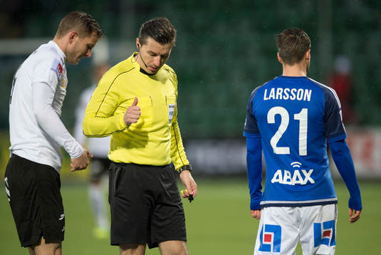 Domaren Bojan Pandzic diskuterar med Örebros Robert Åhman