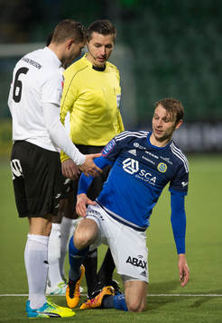 Örebros Robert Åhman Persson diskuterar med  Sundsvalls