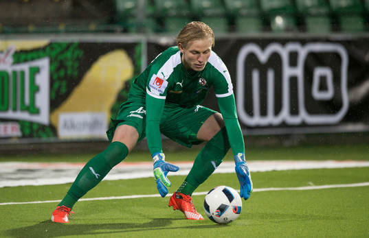 Örebros målvakt Jacob Rinne räddar