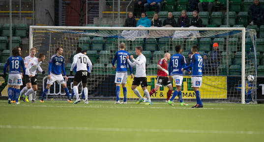 Örebros Robert Åhman Persson jublar