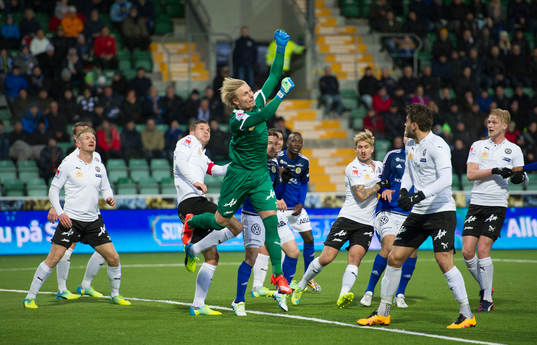 Örebros målvakt Jacob Rinne boxar bort bollen