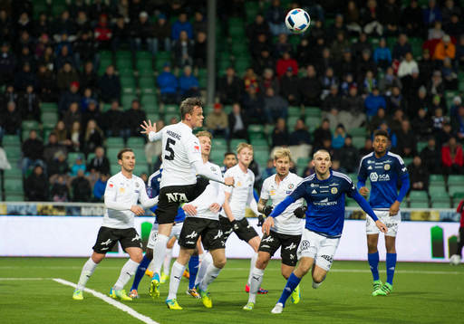 Örebros Erik Moberg nickar undan bollen