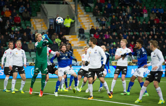 Örebros målvakt Jacob Rinne boxar bort bollen