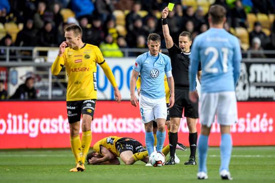 Malmö FFs Markus Rosenberg får ett gult kort av domaren
