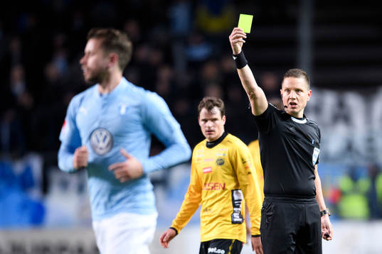 Malmö FFs Kari Arnason får gult kort av domare Martin