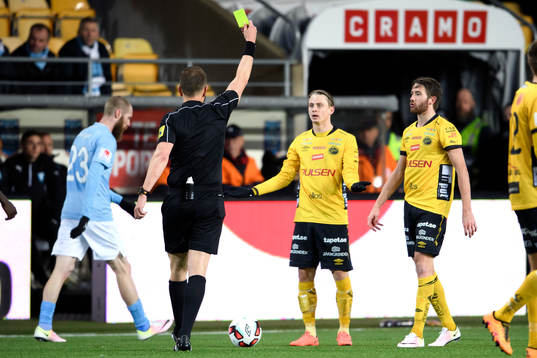 Elfsborgs Simon Hedlund får gult kort